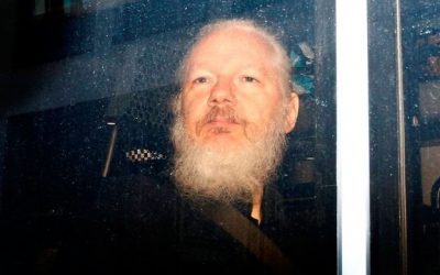 Los libertarios deben complementarse con estrategias «a lo Assange»